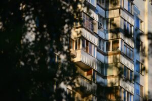 В Челябинской области из окна 4-го этажа выпал ребенок